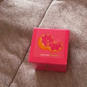 Velour lip scrub in pink grapefruit
